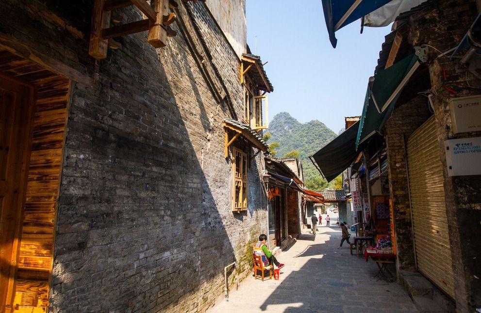 老人乘坐扶梯时不慎摔倒，拼尽全力用身体死死撑住老人的小姐姐，获见义勇为奖励